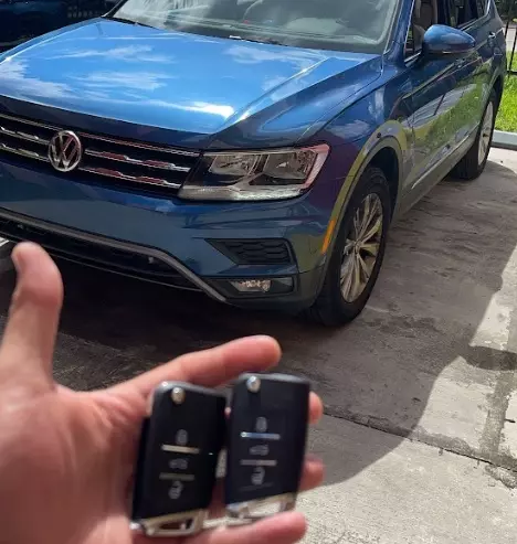 Volkswagen locksmith in Miami, FL – AutoSmartKeysMiami programming a VW key fob
